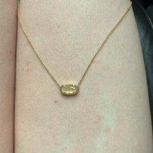 KENDRA SCOTT Elisa Gold Pendant Necklace in Rose Quartz